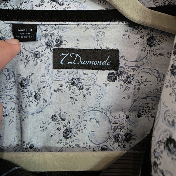 7 Diamonds Button Down Size Large - Picture 2 of 5